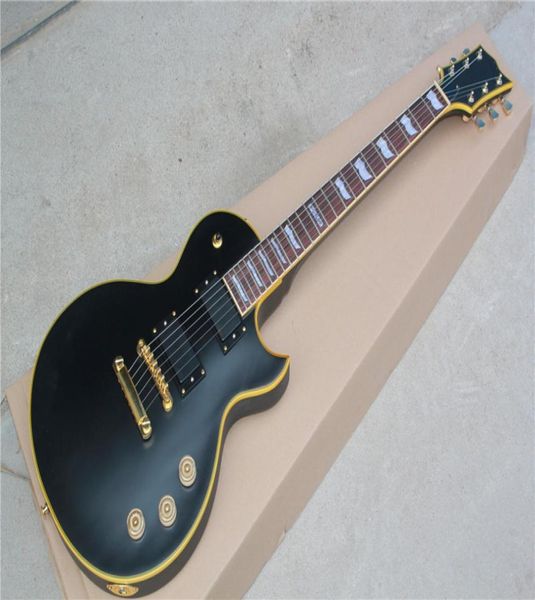 Fabrikspezifische mattschwarze E-Gitarre mit gelbem Binding und Hals, goldene Hardware, weiße Perlenbundeinlage, kann individuell angepasst werden8377731