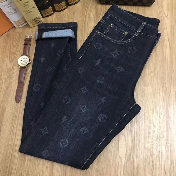 2024 jeans masculino designer de moda jeans estilo quente impressão buraco pintura magro estiramento pequenos pés denim