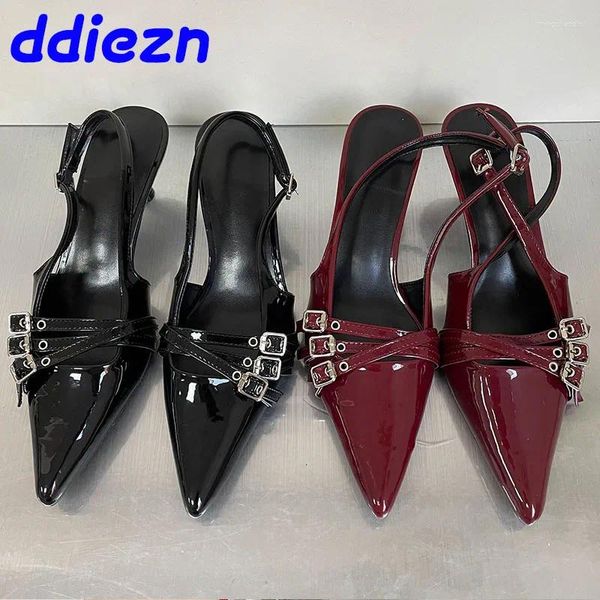 Scarpe eleganti Moda Fibbia in metallo Tacchi da donna 2024 Slingback femminili poco profondi Décolleté medi da donna Calzature vino rosso