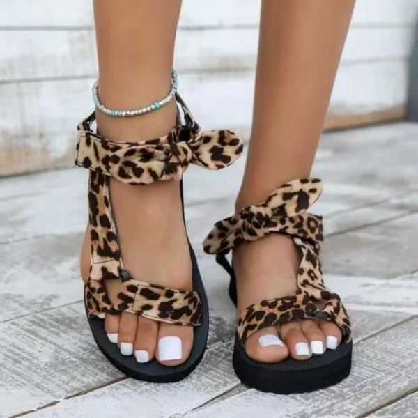 Женские сандалии на платформе с леопардовым принтом, летняя мода 2024, женская повседневная удобная обувь на плоской подошве с бантом и крючком, 240327
