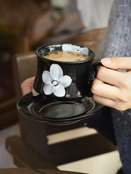 Tazze Tazza in ceramica con fiore nebbioso dipinta a mano Delicata tazza da tè pomeridiano Piatto da dessert Set da caffè e piattino per la casa Vintage