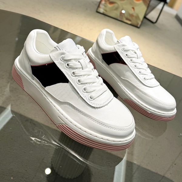 Novo designer de tênis feminino sola grossa sapatos esportivos luxo preto bezerro carta decoração sapato casual clássico tpu sola grande sapatos de salto plano marca famosa