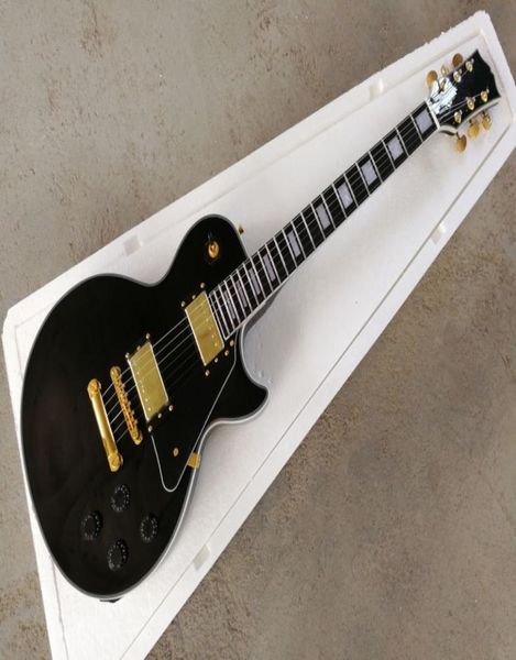 Werksspezifische E-Gitarre mit schwarzem Korpus, festem Steg, Palisander-Griffbrett, Gold-Hardware und schwarzem Schlagbrett, kann custo8204264 sein