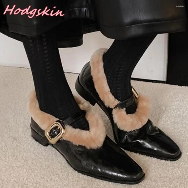 Freizeitschuhe V-förmige Pelzdekoration Damenpumpen Spitzschuh Ein Wort Gürtel Metallschnalle Chunky Heels 2024 Herbst Winter Elegante Freizeit