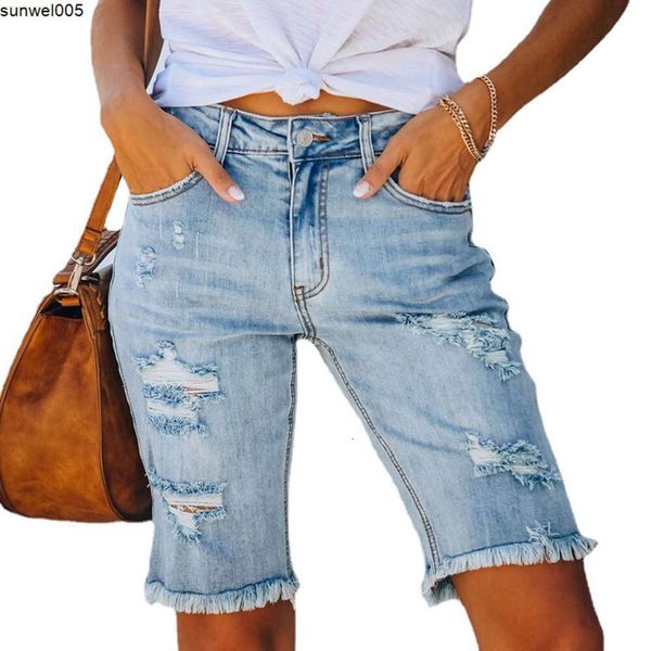 I pantaloncini firmati si vendono bene.Jeans traforati capri a vita media con frange estive da strada