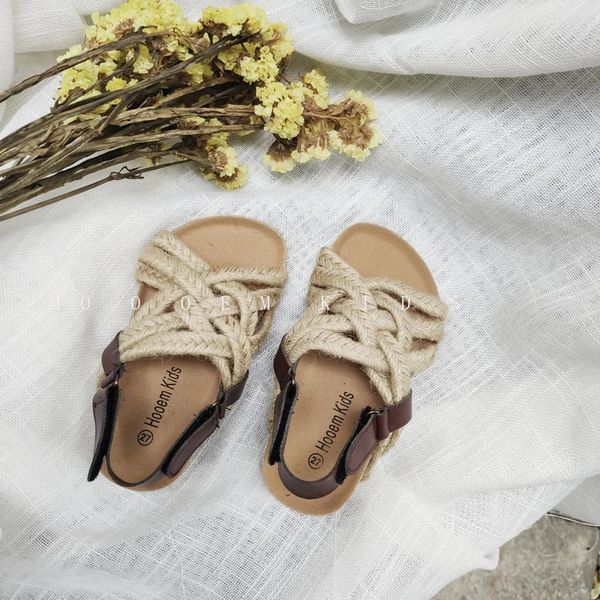 Versione coreana per bambini estivi Sandali di canapa e legno con crusca in legno scarpe platform per bambini per bambini alla moda 240321