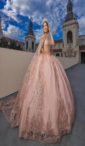 Abiti da ballo con applicazioni di cristallo rosa Abiti Quinceanera con mantella e corsetto con lacci Sweetheart senza maniche Vestido De 15 16 Anos2813226