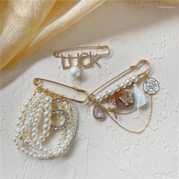 Broches SKEDS Mulheres Elegantes Strass Pérola Estilo Coreano Pins Acessórios de Moda Pingente Carta Broche Pin Retro Jóias