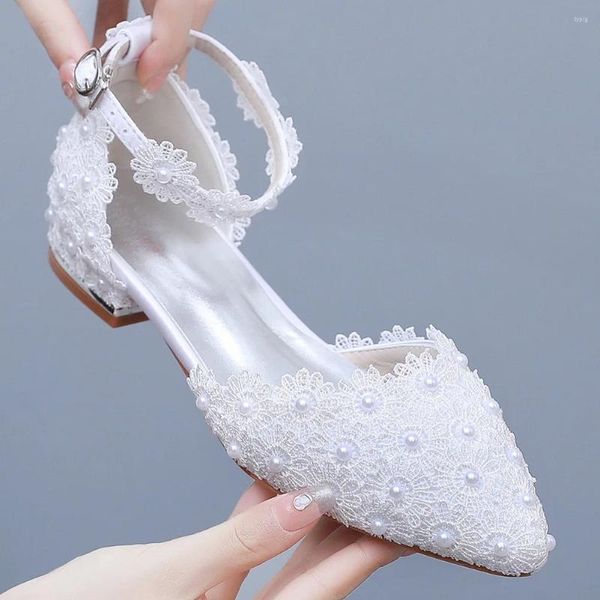 Sandálias 2cm primavera / verão salto plano casual pontiagudo oco baixo boca rasa renda flor fivela sapatos de noiva