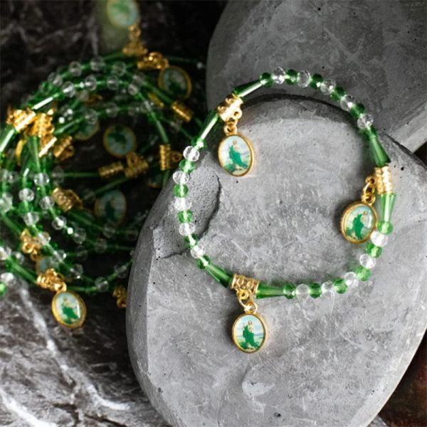 Armbänder grünes Kristallarmband Goldton Saint Jude Thaddeus Armband Saint Jude Armband Grüne Farbfaden mit Silbertonmedaille