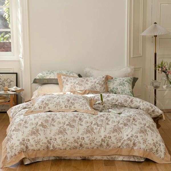 Set di biancheria da letto 2024 Est Copripiumino lenzuolo matrimoniale in cotone semplice a quattro pezzi ricamato confortevole colore beige oro