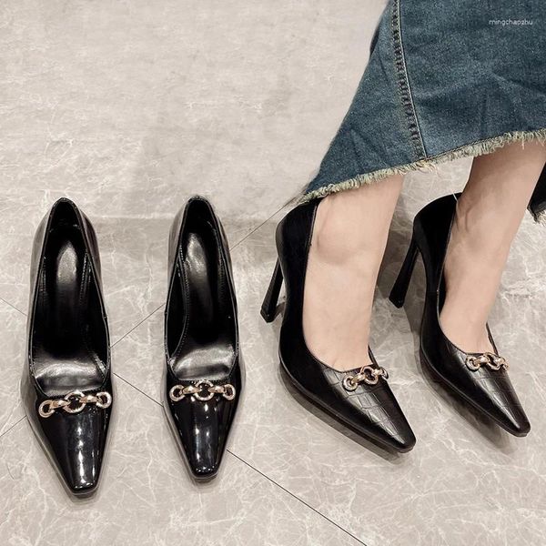 Модельные туфли 10 см, женские формальные туфли на каблуке «котенок», классические черные женские туфли-лодочки из лакированной кожи с металлической цепочкой, размер 42, большие размеры с высокими когтями для женщин