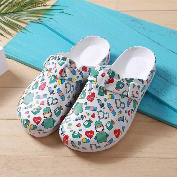 Scarpe per la casa 2024 Scarpe per infermieri Donne Nurse Clogs Slip Work Scarpe da Chef pantofole da giardino Piattaforma impermeabile Sandali a motivi motivi unisex Y240401