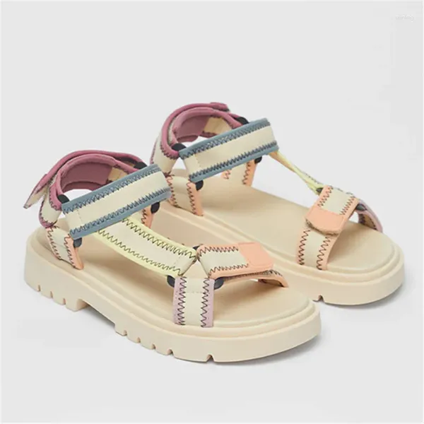 Sandalen 2024 Mischfarbe Frauen T-strap Sommer Draußen Strand Wohnungen Casual Dicke Sohle Flache Schuhe Frau Gladiator Sandale