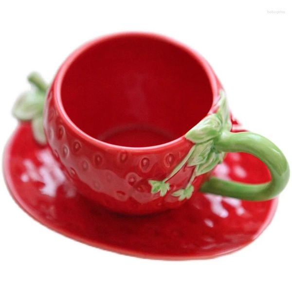 Fincan tabakları yıl çilek renkli çay bardağı yaratıcı pembe soğuk kahve kupa seramik kahve sallama seti