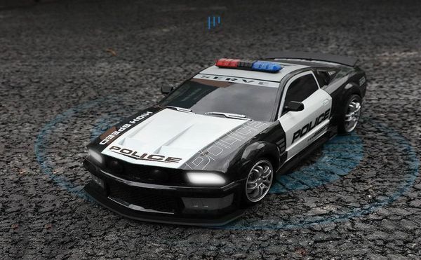 112 RC-Polizei-Sportwagen, Spielzeug, 24 GHz, ultraschnelle, funkgesteuerte Verfolgungsjagd der Polizei, die einen Drift-Streifenwagen mit blinkenden Lichtern verfolgt5060516
