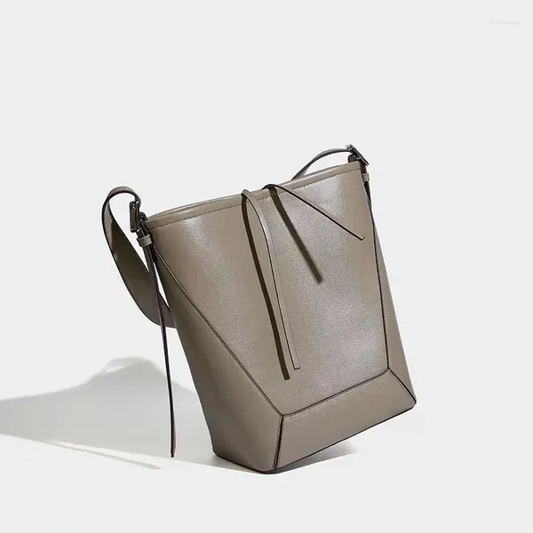 Borse a tracolla 2024 Designer di nicchia Borsa a secchiello con cuciture retrò di lusso Squisita e versatile Ascella High-end Casual Semplice