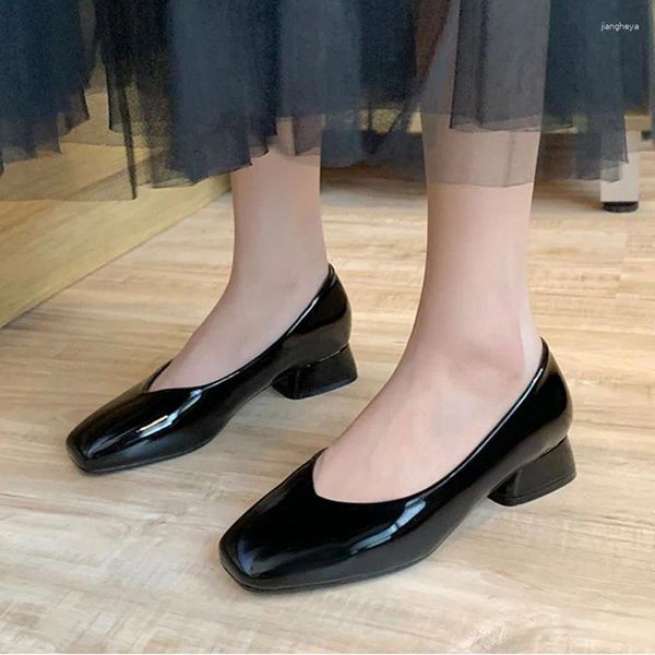 Scarpe casual Carriera in pelle laccata per le donne Mocassini con apertura a V bocca superficiale Celebrità Punta quadrata Singolo antiscivolo Taglia lavoro 44