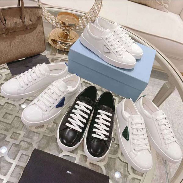 P 2023 mais recentes sapatos tênis moda passarela pequeno sapato branco casal modelos relançar elegante e generoso couro misturado pele de carneiro TPU fundo 28A4