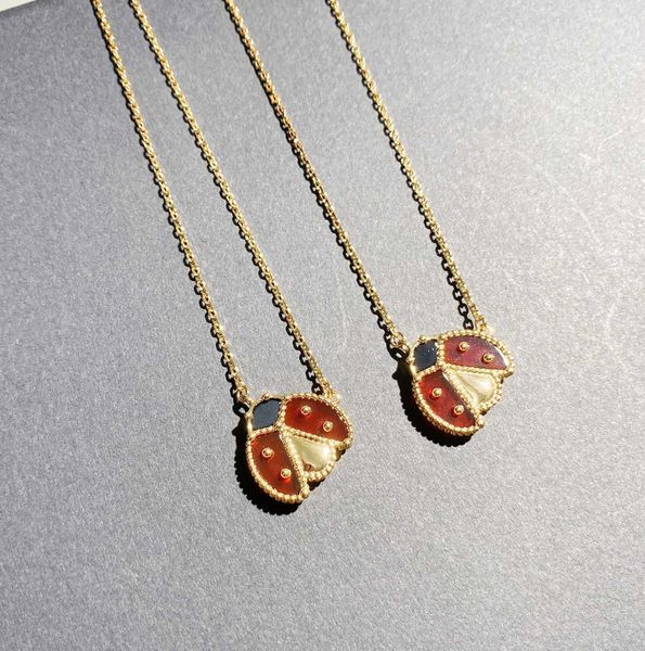 Moda V Gold Edition Lucky Yedi Yıldızlı Lady Bug Kolye, 18K Gül Işığı Lüks Kırmızı Yeşim Corolla zinciri ile kaplanmış kadınlar için logo ile