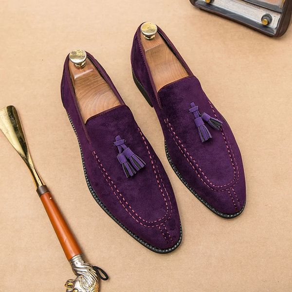 Marca de design masculino camurça sapatos de couro mocassins roxo borla apontou mocassins vintage slipon casual vestido social sapato 240318