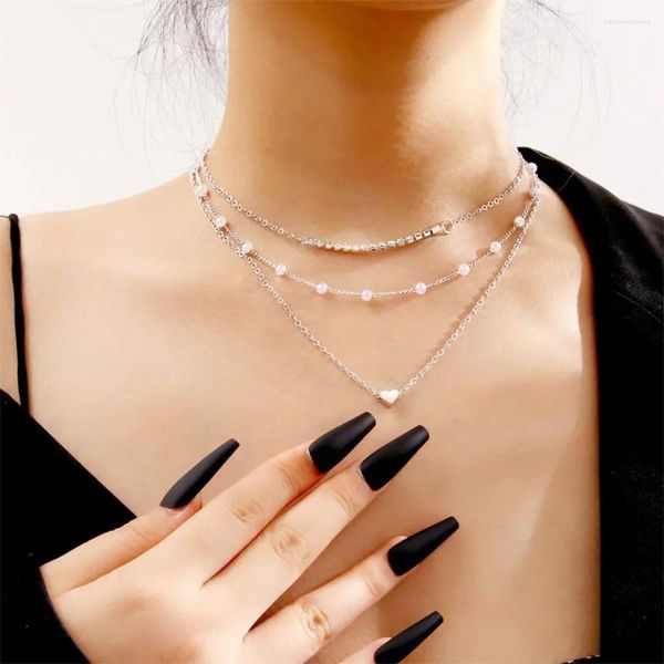 Collane con ciondolo Collana vintage multilivello a forma di cuore per le donne Moda femminile Gioielli con catena di perle artificiali in cristallo placcato argento