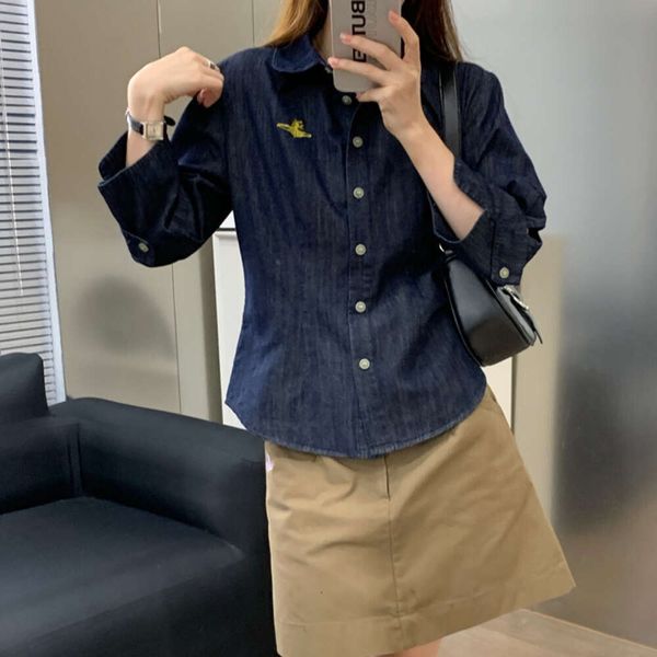 La stessa camicia di jeans blu scuro ricamata VW Saturn di Jin Zhixiu per l'autunno 2024 da donna nuova versione coreana slim fit