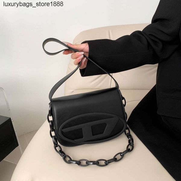 Bolsa Designer Boom Marca 2024 Nova Moda e Nicho Dingdang Saco Preto Quadrado Bolsa De Couro Macio Elegante Versátil Um Ombro Axilas Mulheres