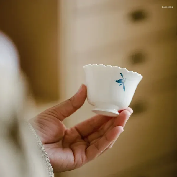 Tazze Piattini 2 pz/set Puro dipinto a mano Farfalla Orchidea Tazza Master in ceramica Creativa Porcellana bianca Bocciolo di fiore Grande tazza da tè Teaset