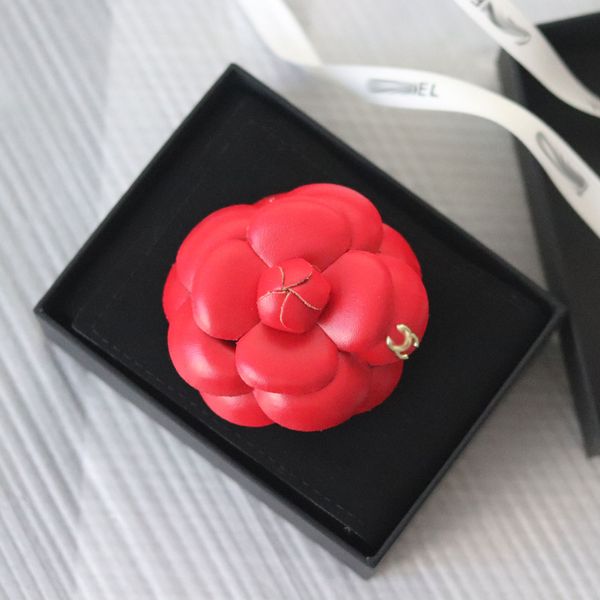 Broche de flores de Camellia com tecido PU de caixa de alta qualidade com designer de marca de luxo Golden White Red Black