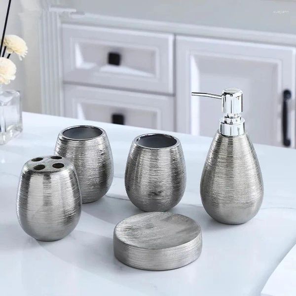 Badezubehör -Set 1PC Silber Keramik Flüssigkeit Seife Flasche Zahn Becher Zahnbürstenhalter Waschwerkzeuge Badezimmer Zubehör Toilette