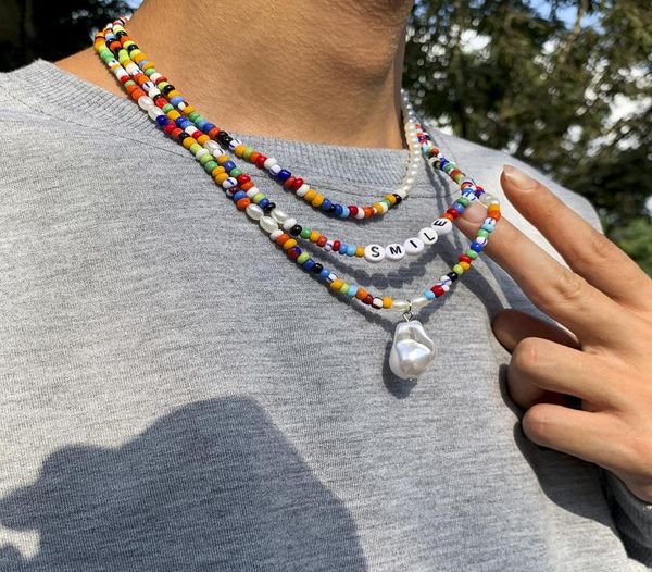 Accessori europei e americani graduati da tennis boho in stile boho lettere di perle irregolari collana di perline di riso colorata per uomini AN8066286