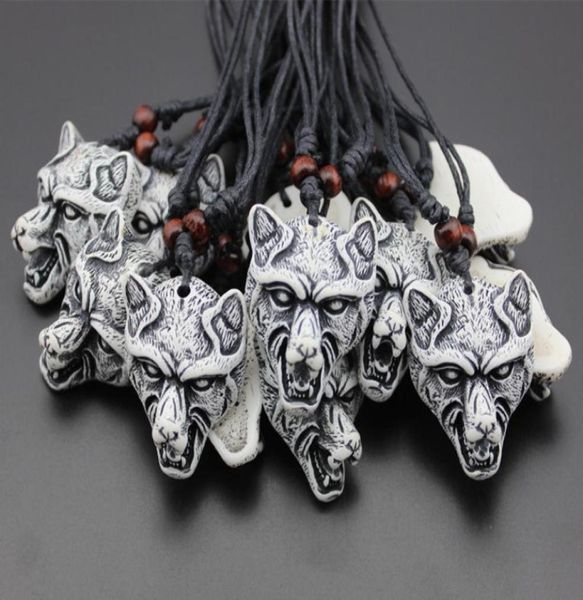 Cool 12pcs Boy Men039s Imitação Yak Bone Escultura Lobo Branco Cabeça de Pingentes de Amuletos Colares Presente MN3041842693