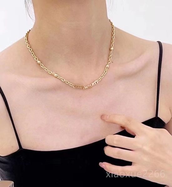 Hohe Sense Luxusdesignerin Halskette M -Buchstaben Halskette Designerin für Frau 18k Gold plattiert Vintage Messing Halskette Nische Design Anhänger Weihnachtsfeier Jewerlry Geschenk