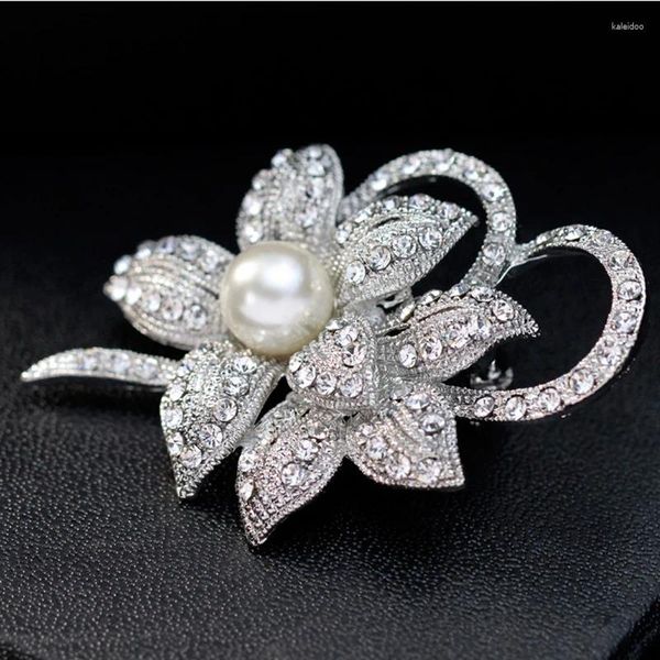 Spille di spilla per spilla di fiore di classe con cristallo e perla creato lucido per il matrimonio o il ballo di Natale