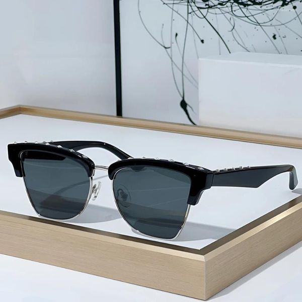 Frame di occhiali da sole 2024 Designer di lusso maschile e femminile marchio di alta qualità mezza telaio fresco ombrellone esterno Uv400 Girl Sun occhiali da sole