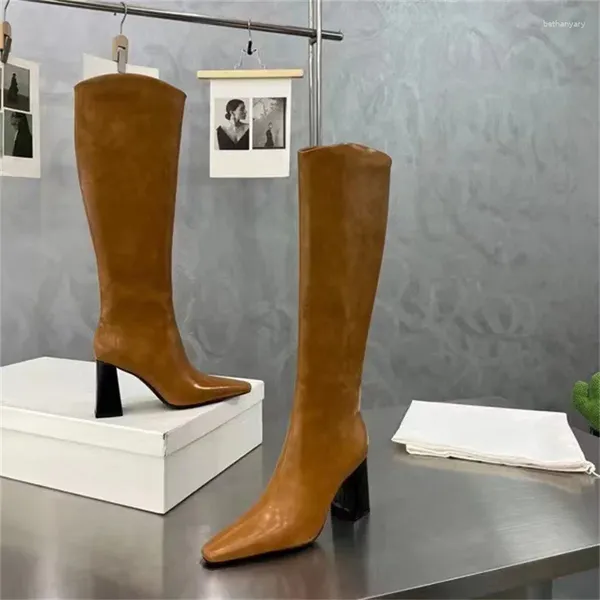 Stivali da donna scarpe inverno in pelle invernale ginocchio sexy tacchi grossi pompe quadrate di punta di moda botas show femminile calzature 2024