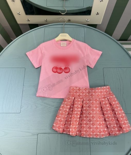 Lettera di moda Lettera Cherry Stampato Set di vestiti per bambini T-shirt a maniche corte con gonna pieghettata 2pcs per bambini estivi Outfit Z7957