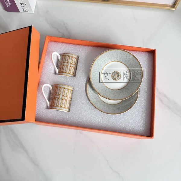 Coppe Saucers European Luce leggero di lusso set di 4 pezzi di caffè espresso Coppa Gold Auto trainata Cao caffè in ceramica Due persone Box regalo