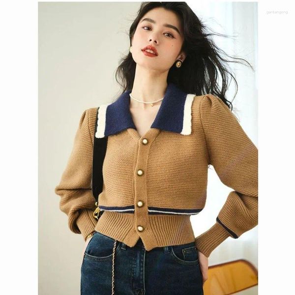 Magliette da donna Contrasto coreano Contrasto Color Collar Gigante Cardigan Women Autumn Inverno 2024 Design Sense Casual Slim Short Knitted Top