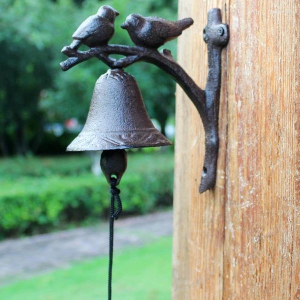 Estatuetas decorativas dois pássaros gordos no ramo da parede de ferro fundido, sino rústico, jardim montado na mão de mão de mão, porta de bem -vindo verde amarelo