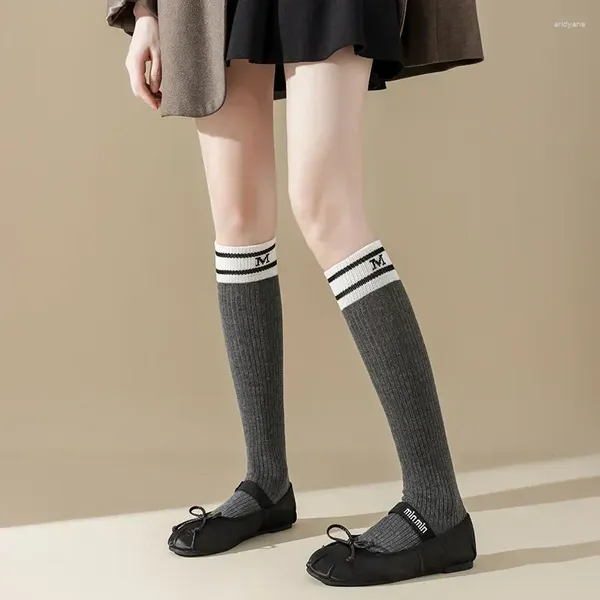 Frauen in japanischen Stilschülern Strümpfe Strümpfe Mädchen Baumwolle Langer Strumpfbrief Stickerei Solid Color Black Knie