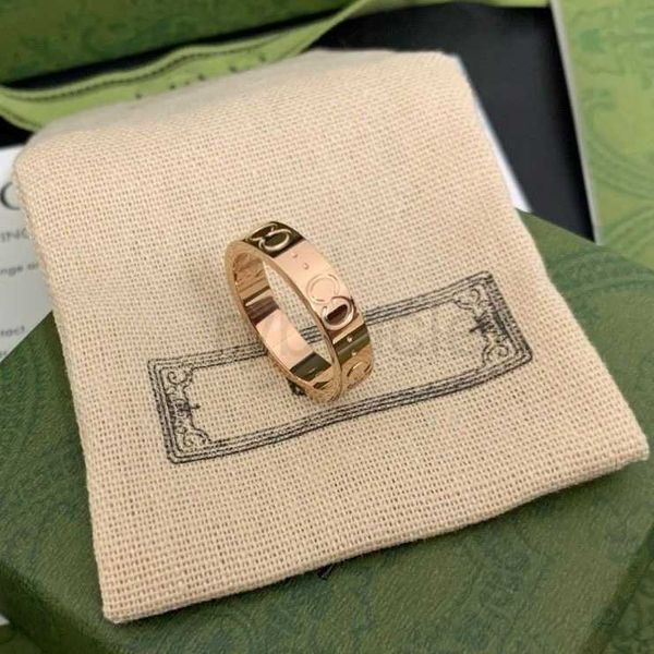 Anelli anelli per chiodo di luxurys anelli maschili designer moda titanio in acciaio lettere incisa modello designer anello di fidanzamento anello 5-11 anelli per donne all'ingrosso all'ingrosso