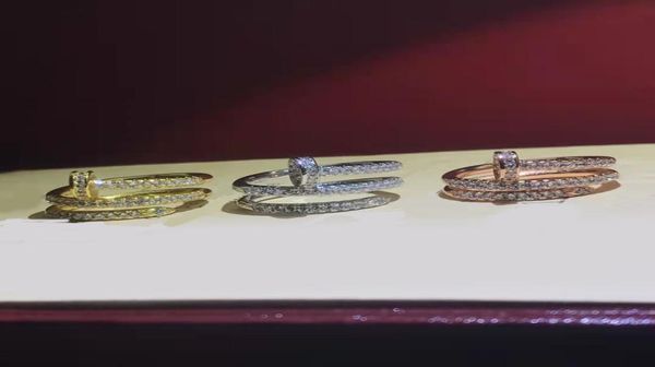 Fashion designer con pietre laterali anello per chiodo di strass completo Tre colori Disponibili uomini e donne Lo stesso regalo di nozze JE2531692