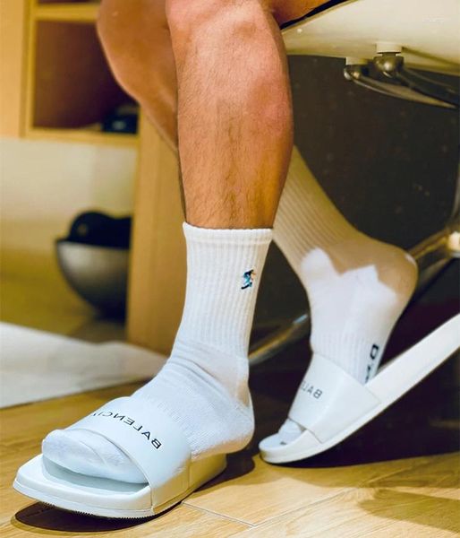Calzini da uomo cartone animato ricamato a colore solido sudore che assorbente le calze a tubo medio sportive per uomini
