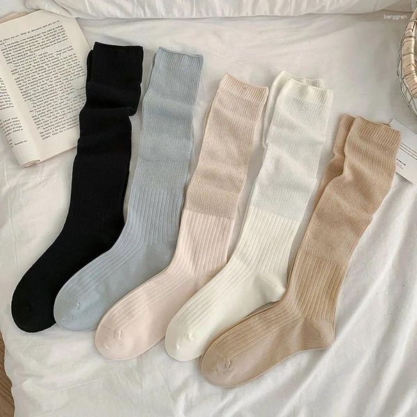 Meias femininas penteavam algodão para as meias de primavera e outono cinza de perna média usadas com pequenos sapatos de couro fora da rua
