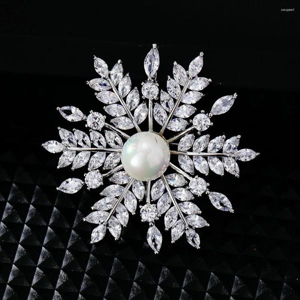 Broschen Fashion Temperament Licht Luxus Kristall Schneeflocken Brosche Frauen hochwertig elegante Perle Pin Schmuckzubehör Hochzeit Geschenk