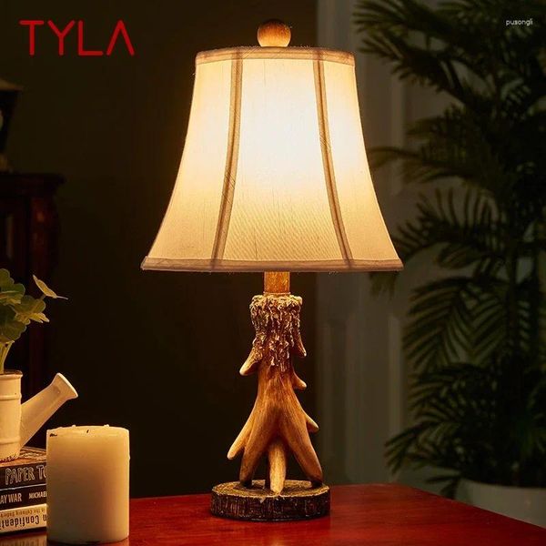 Lampade da tavolo Tyla Nordic Deer Horn Lampad American Retro LED Bedside Desaggio decorativo personalizzato e creativo Distanza