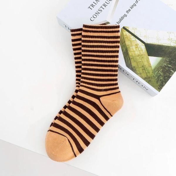 Frauen Socken Baumwolle schwarz weiße koreanische weibliche Paare Skate Vintage Elastic Street Thermal Short Sand Beach Novelties 2024