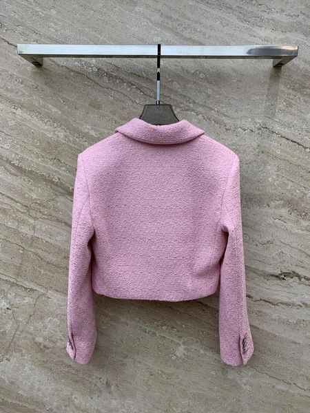 Giacche da donna abbellite con la giacca ricamata con paillettes sono dotate di artigianato di tweed di cotone per creare un corto rosa con design completo.